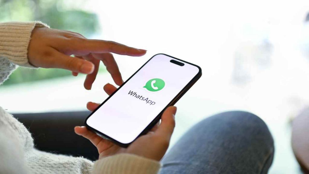 L'applicazione WhatsApp sullo smartphone (Depositphotos)-newsecologia.it