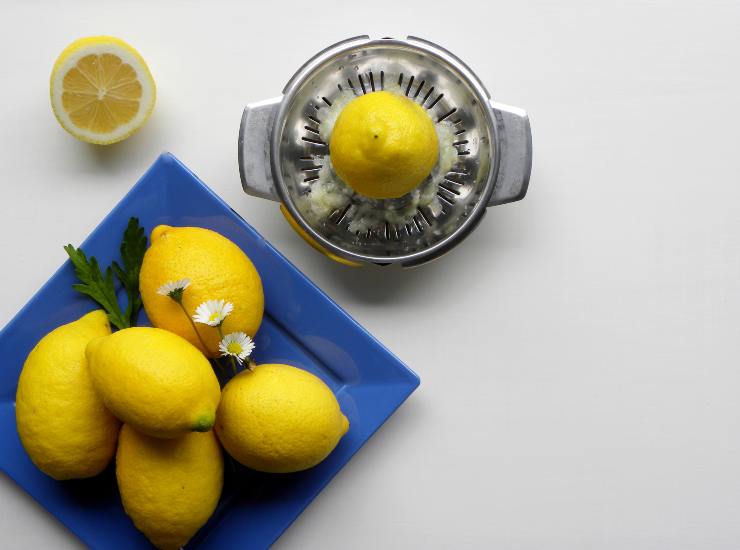 Limoni e succo, rimedio per il bucato