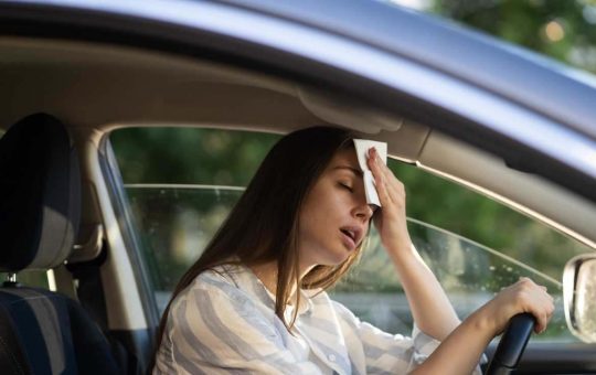 Auto bollente, non salirci prima di averla raffreddata