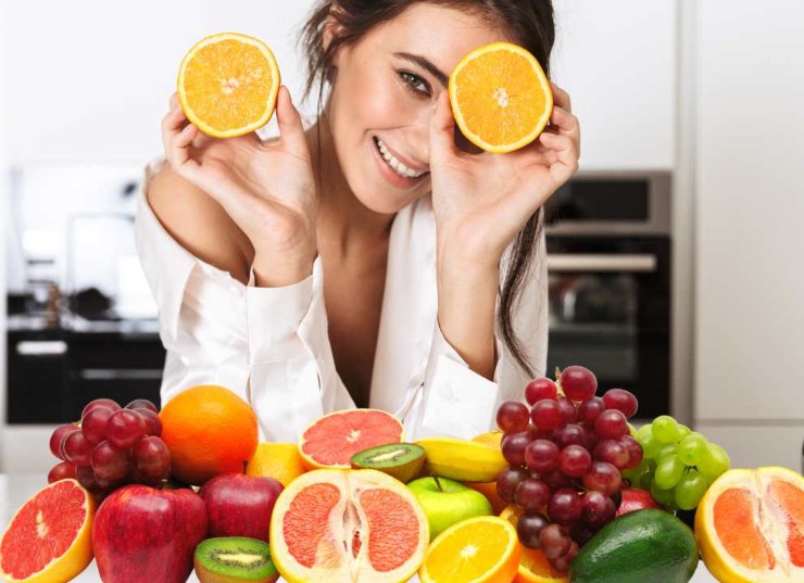Donna mostra la frutta