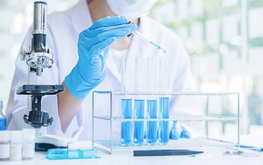 Scienziato al lavoro
