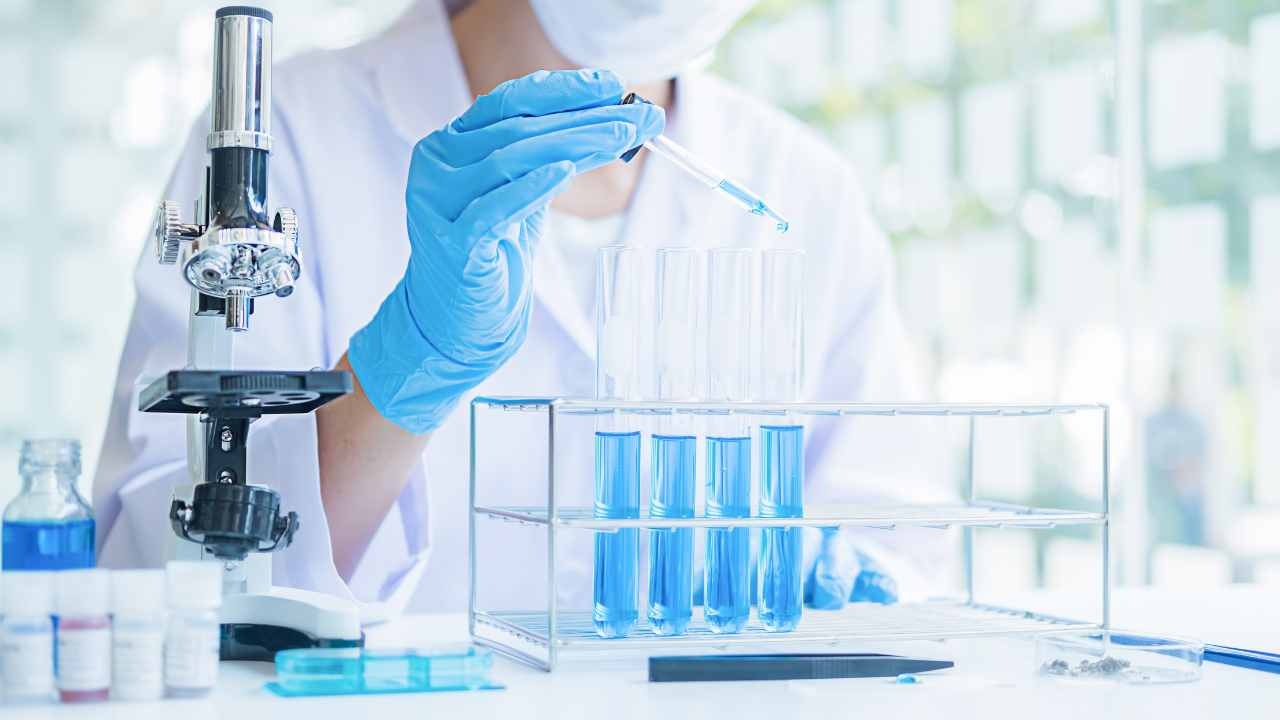Scienziato al lavoro