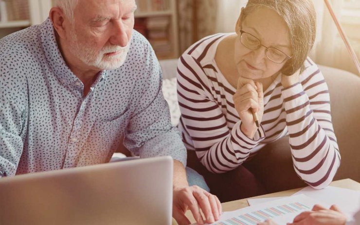Coppia di pensionati preoccupati