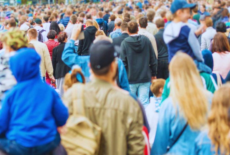 Persone camminano in città
