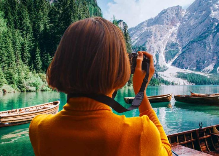 Donna fotografa il Lago di Braies