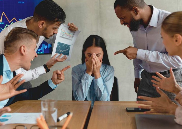 Critiche e accuse sul lavoro