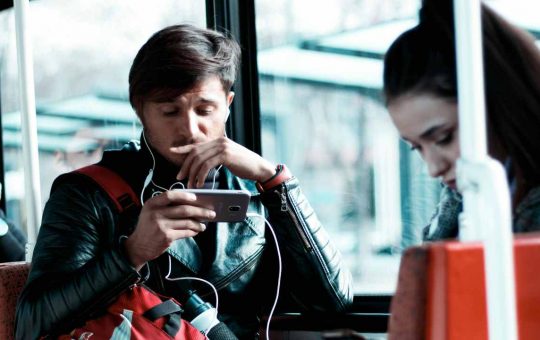 Smartphone sul bus (pexels.com) - newsecologia.it