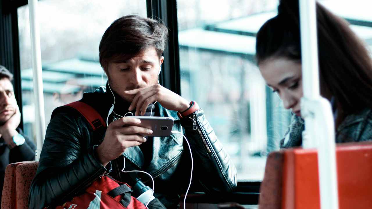Smartphone sul bus (pexels.com) - newsecologia.it