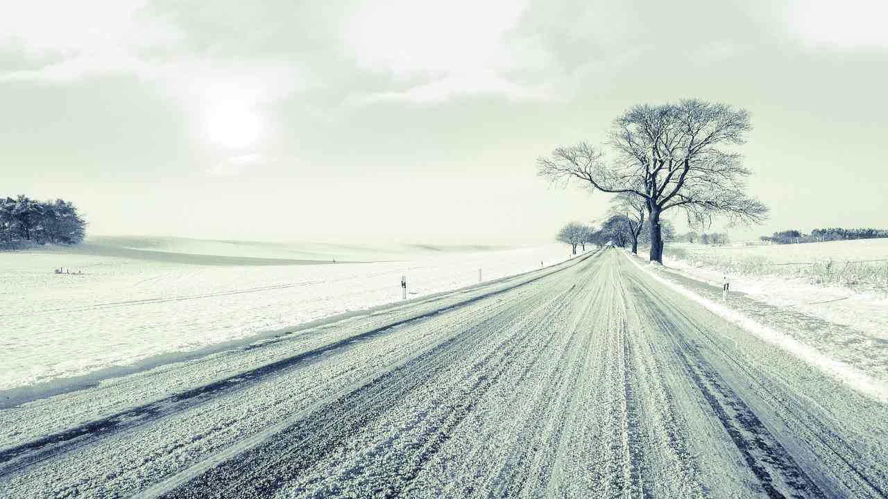 Strada innevata