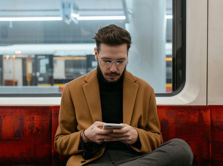 Uso dello smartphone sui mezzi pubblici (pexels.com) - newsecologia.it